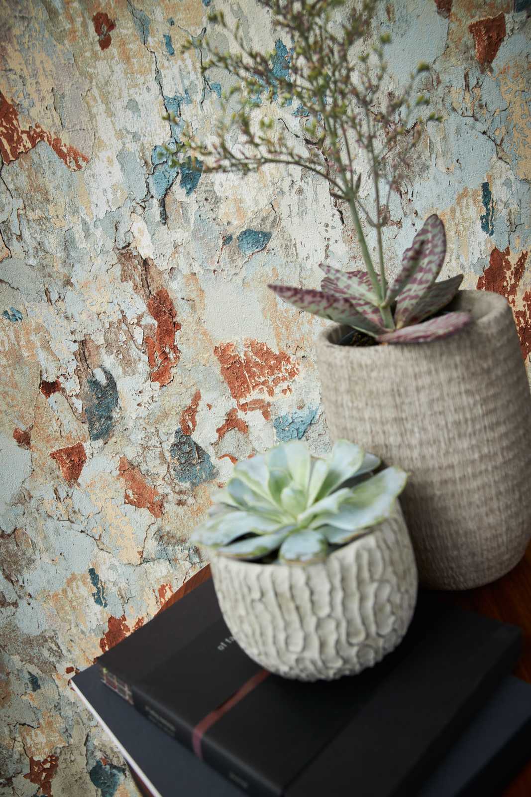             Rustikale Vliestapete mit Putzoptik im Used Look – Braun, Grau, Grün
        