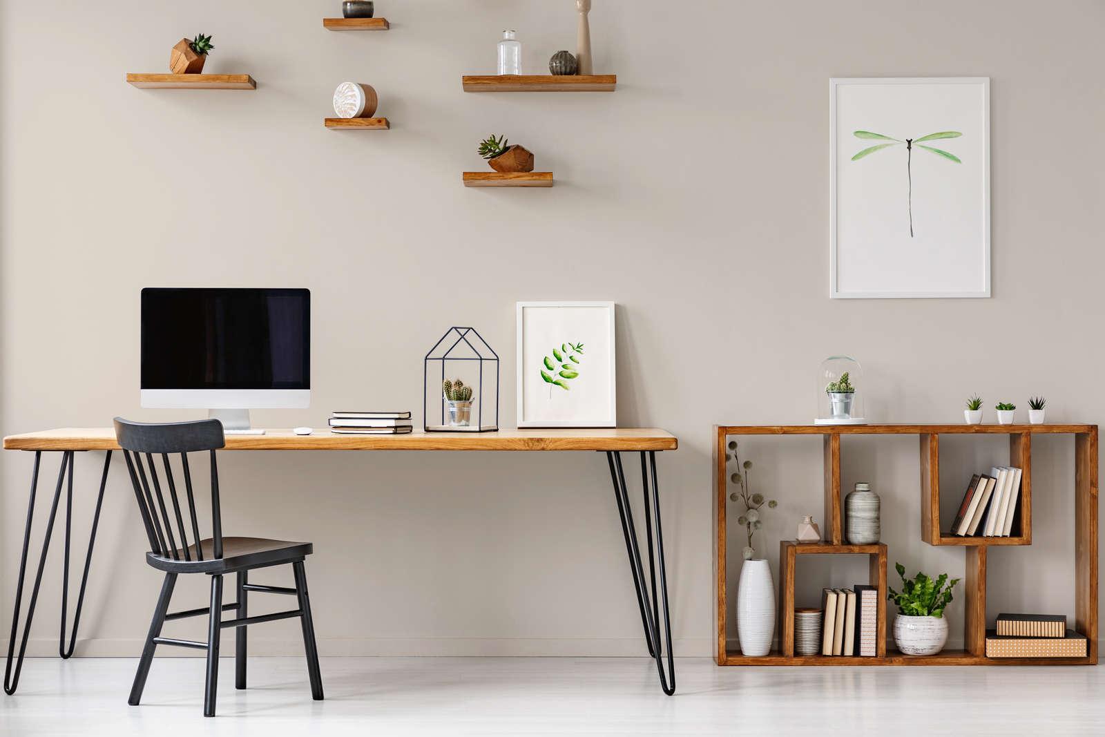 home office, Schreibtisch, Stuhl, Holzregal, Dekorpflanzen