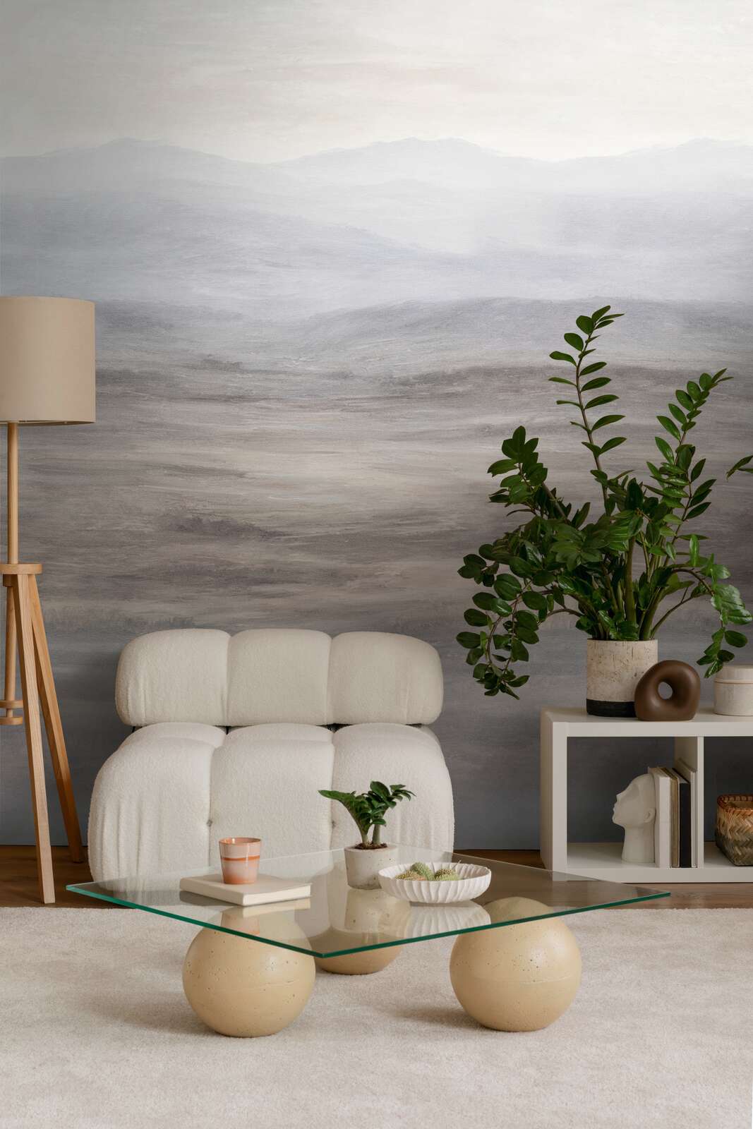 Wohnzimmer, Glas-Tisch, runde Tische, Pflanzen, cremefarbene Sessel