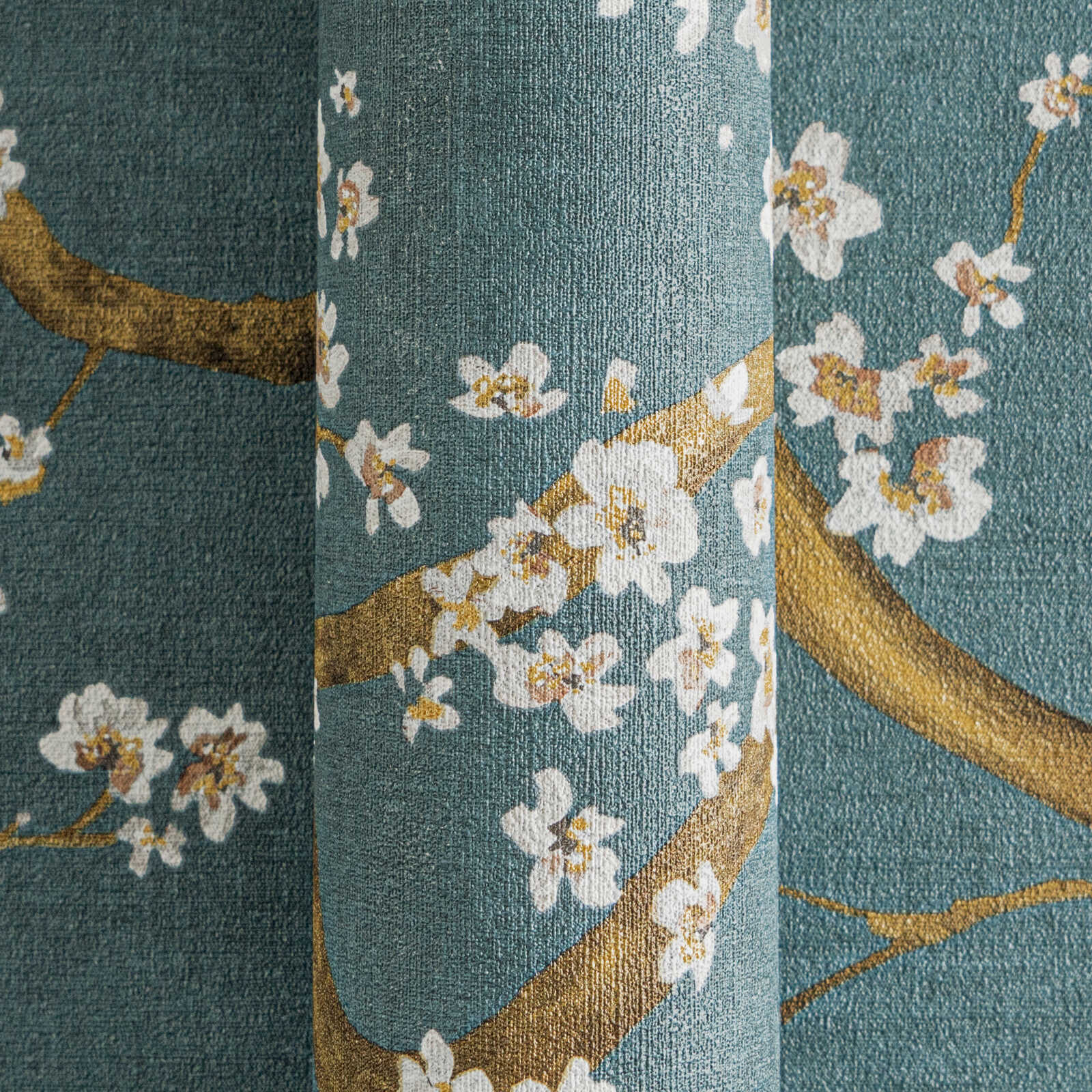 Elegante Vliestapete mit Kirschblütenmotiv, feiner Struktur – Blau, Gold, Creme
