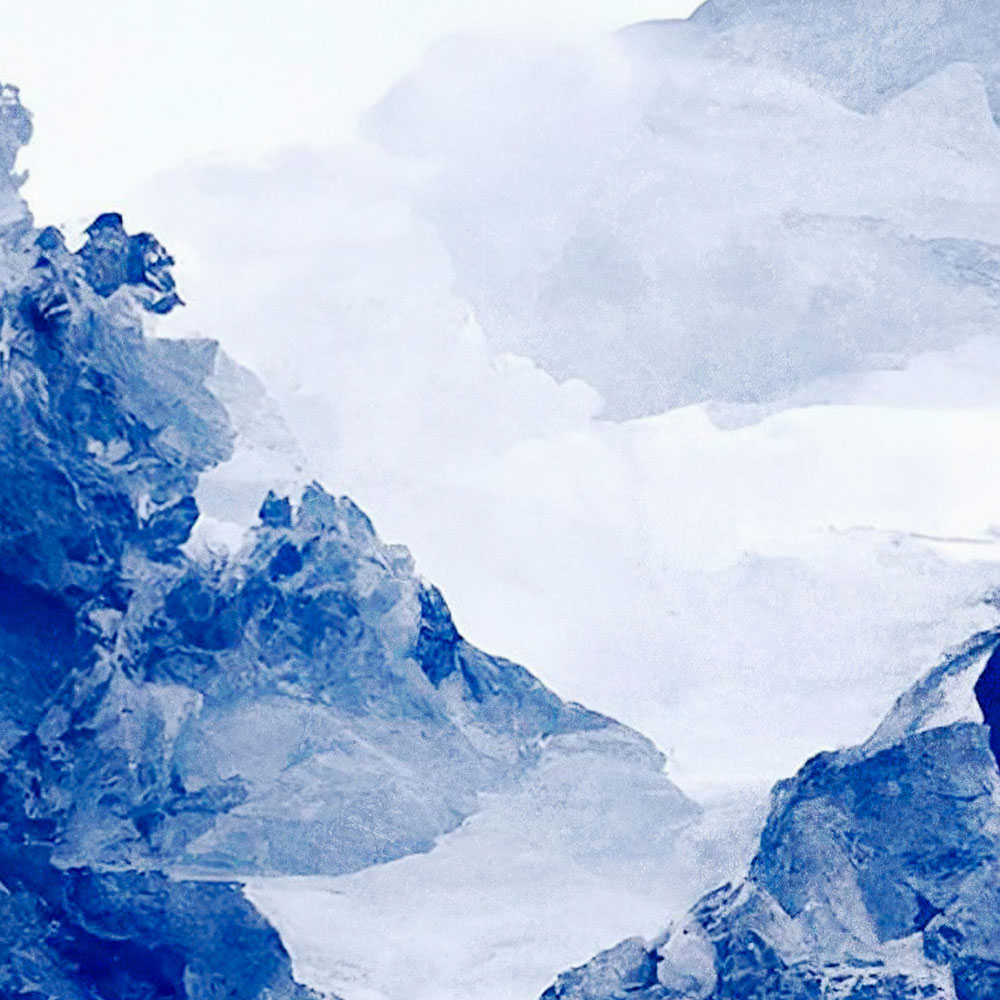             Fototapete »tinterra 3« - Landschaft mit Bergen & Nebel – Blau | Glattes, leicht glänzendes Premiumvlies
        
