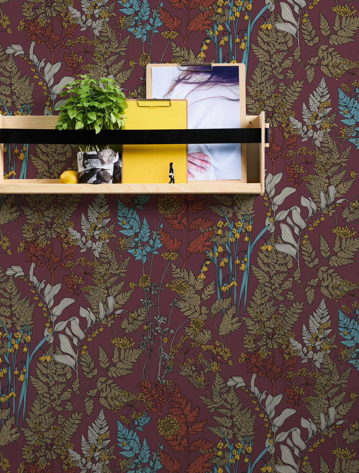             Lila Tapete mit buntem Blätter & Blumen Design – Rot, Gelb, Blau
        