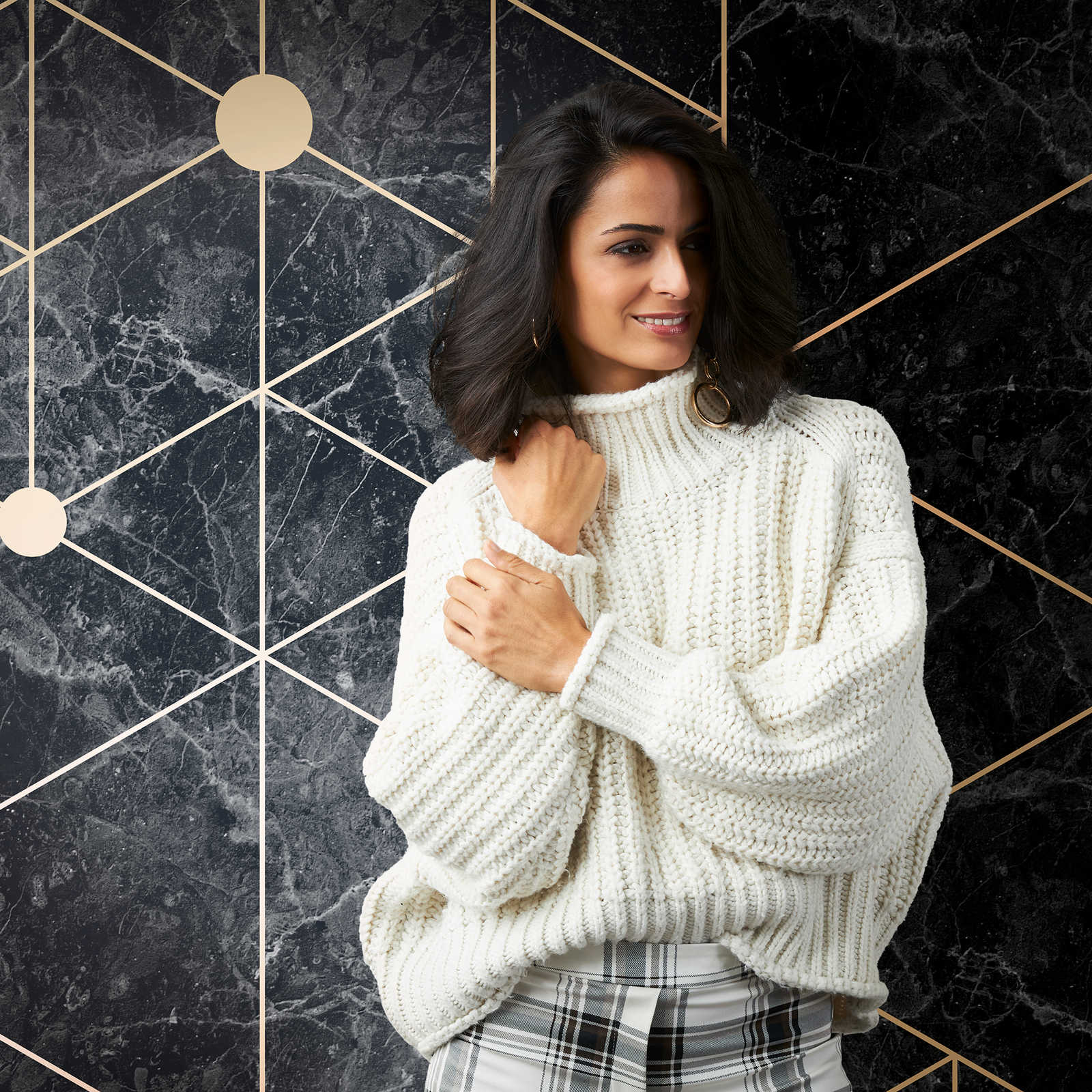         Behang noviteit - zwart marmer motief behang met goud design
    