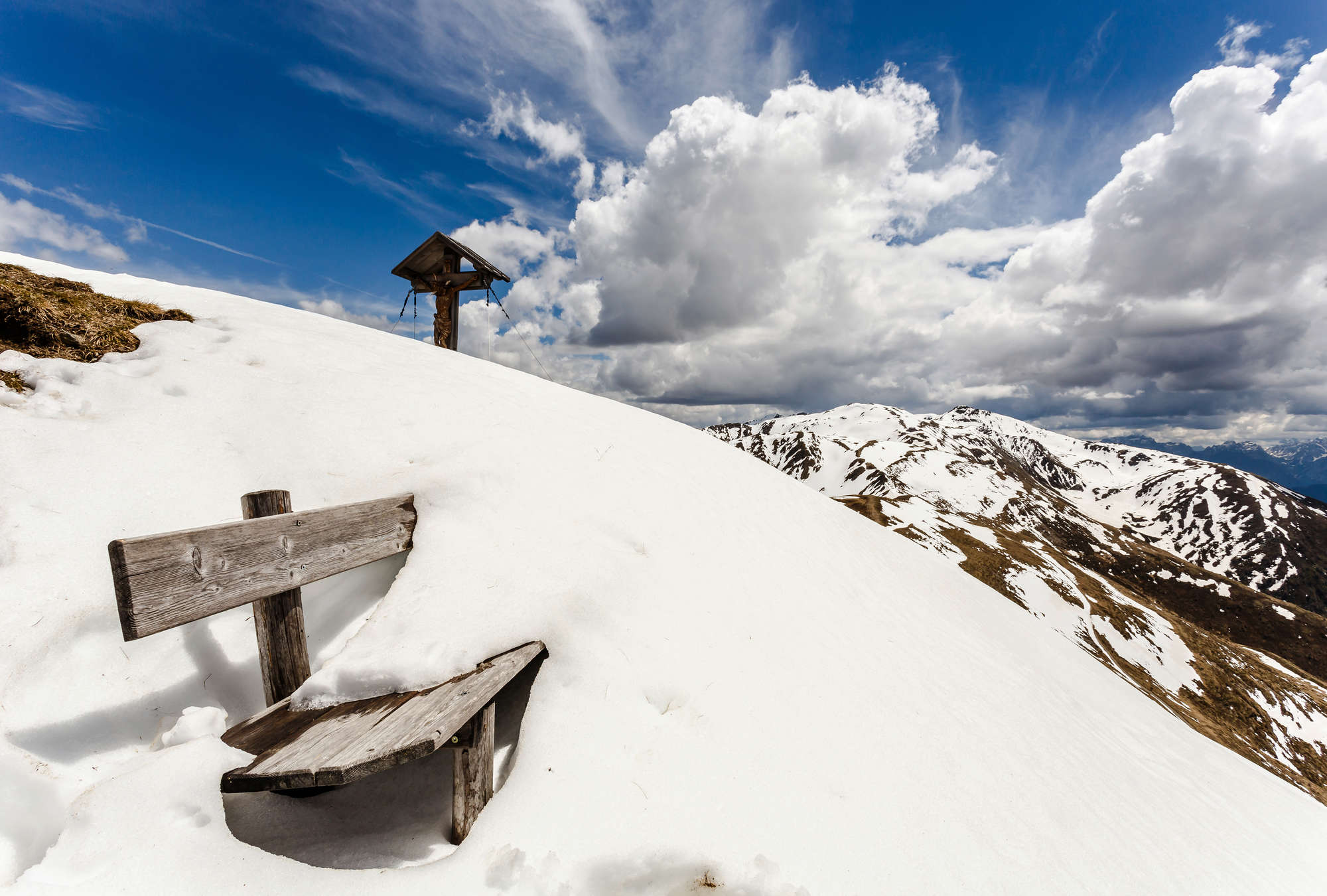 Schneelandschaft, Holzbank, Berglandschaft, Schnee, Wolkenhimmel
