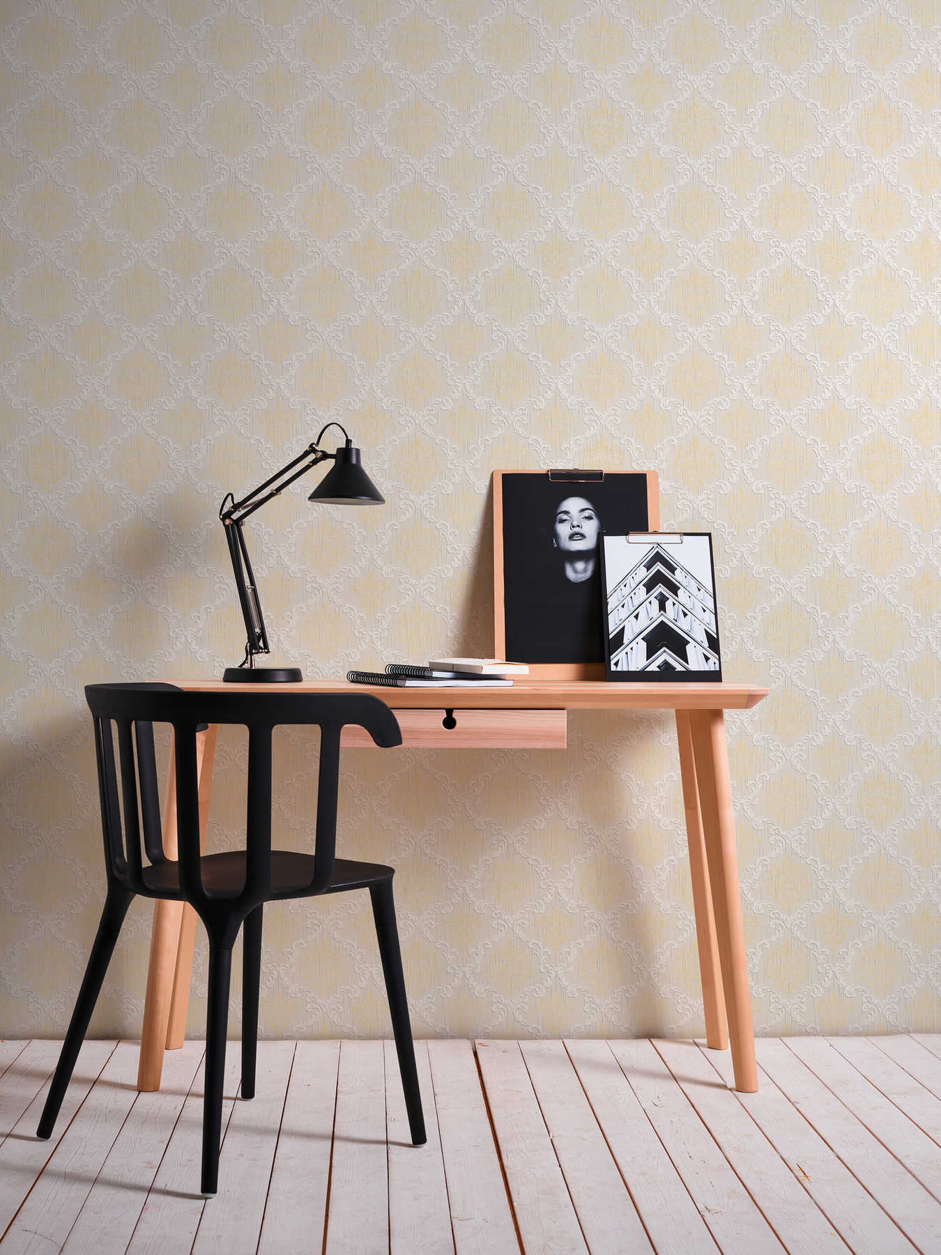             Klassische Ornament-Tapete mit Struktureffekt – Beige, Metallic
        
