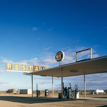 Tankstelle, Zapfpumpe, Überdachung, Wüstenlandschaft, Retro-Schilder