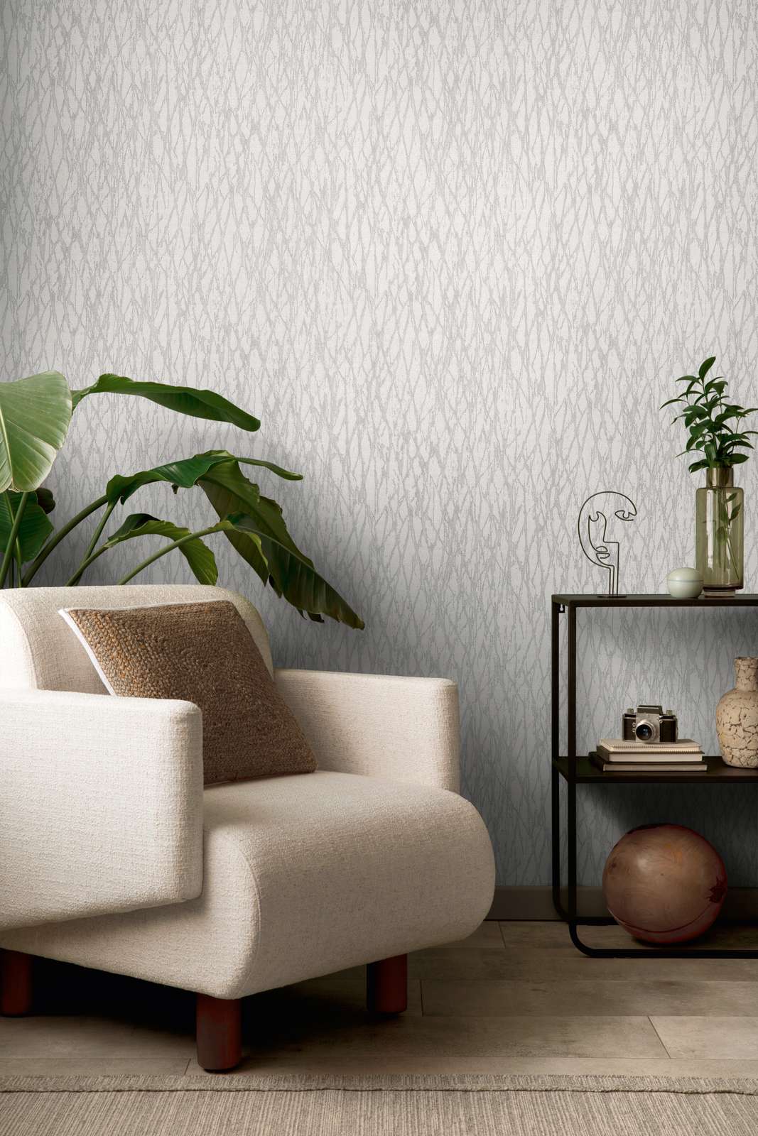             Vliestapete mit abstrakter Linien Bemusterung leicht glänzend – Weiß, Grau, Silber
        