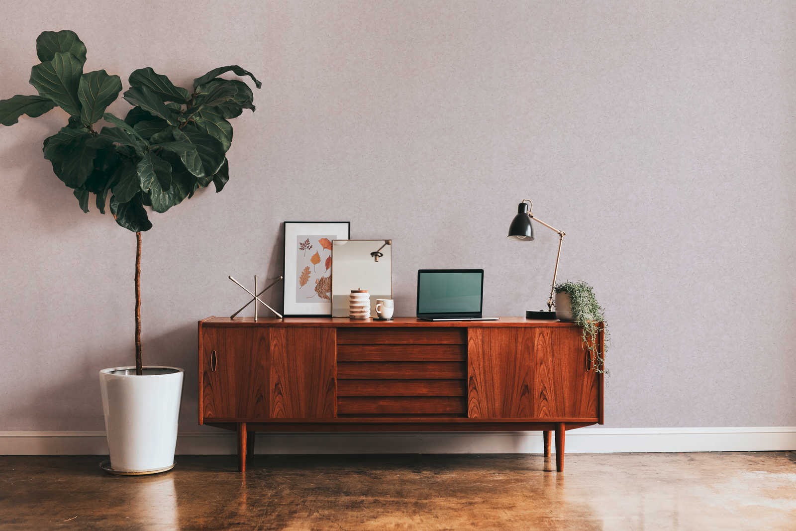             Einfarbige Vliestapete mit Betonoptik – Grau
        