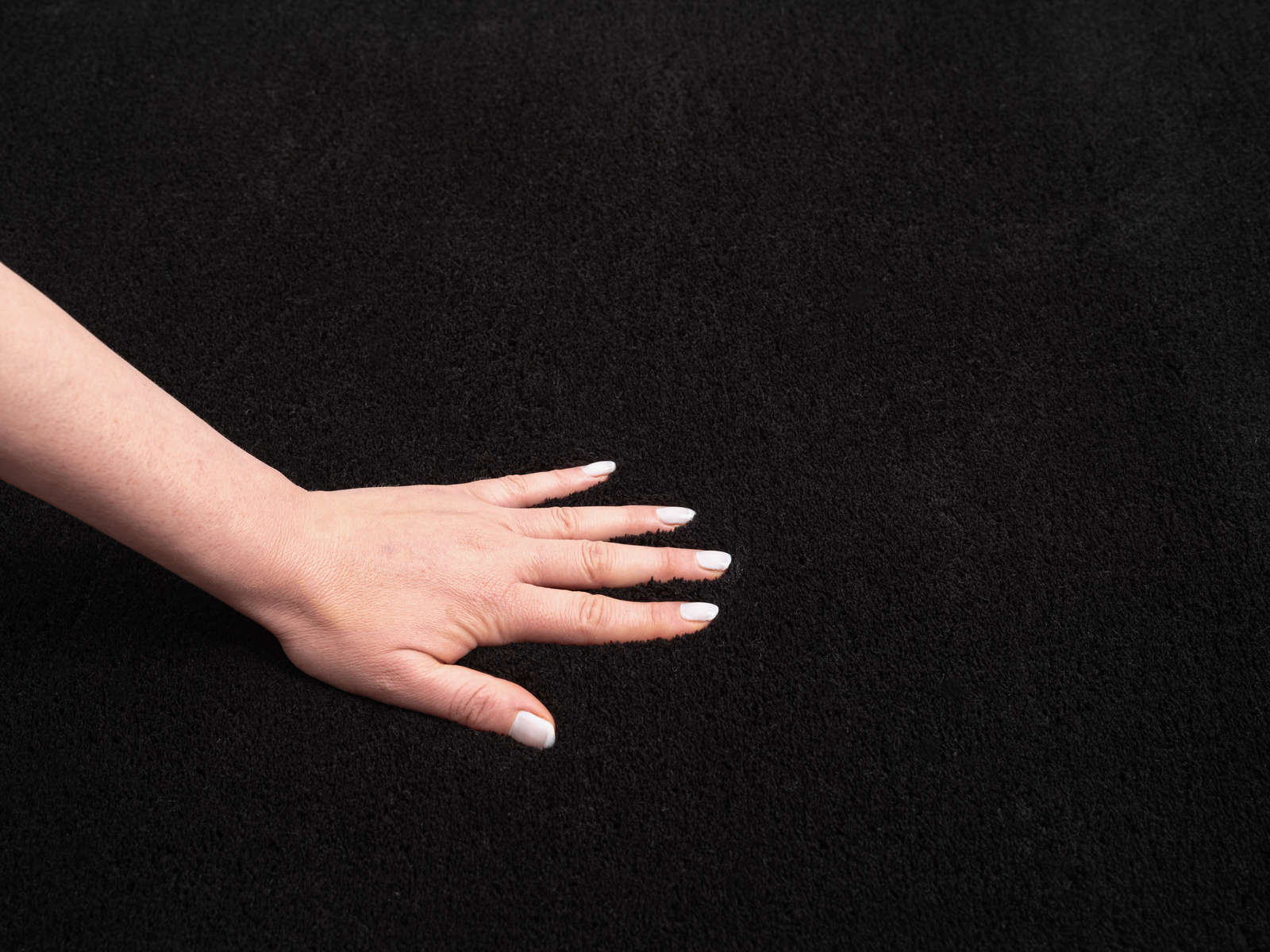             Samtiger Hochflor Teppich in Schwarz – 110 x 60 cm
        
