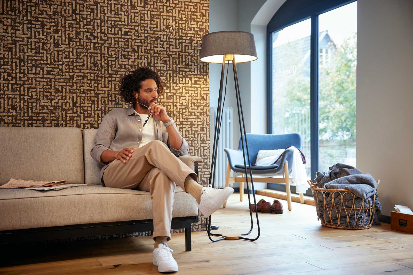             Ethno Mustertapete mit Used Design & Relief-Grafik – Braun, Metallic
        