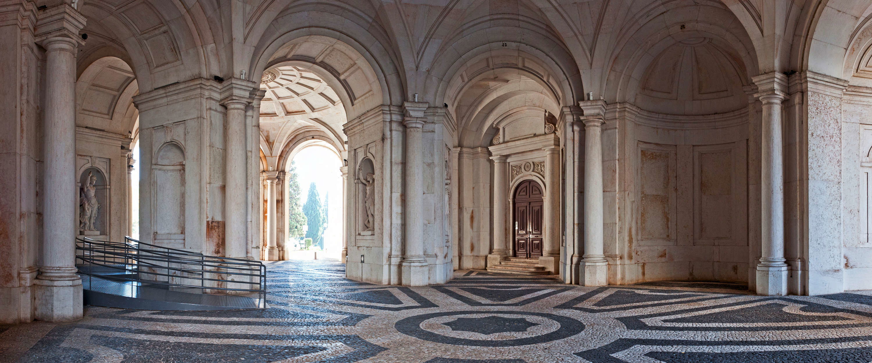             Fototapete Architektur Eingangshalle mit Rundbögen
        