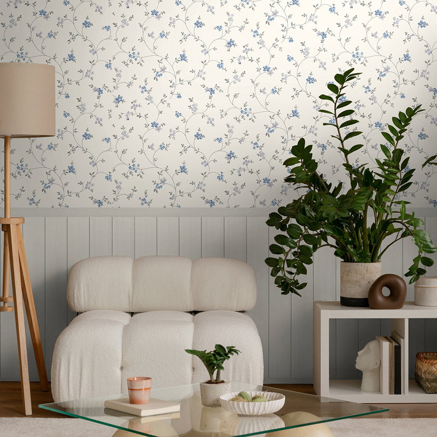 Wandtapete, blaues Blumenmuster, Wohnzimmer, Sofa, Pflanze