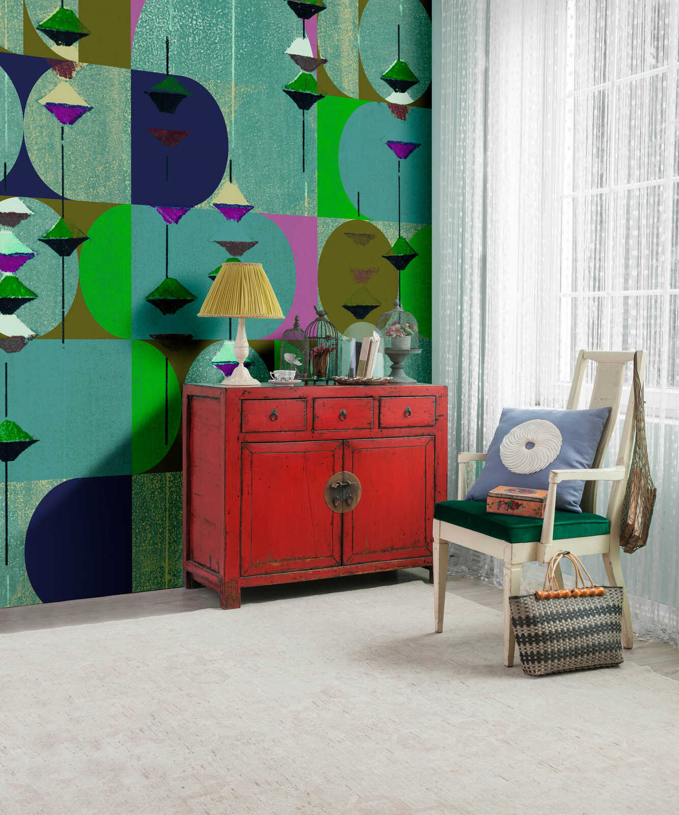 roter-schrank, mid-century, lampe, wandmural, stuhl mit kissen