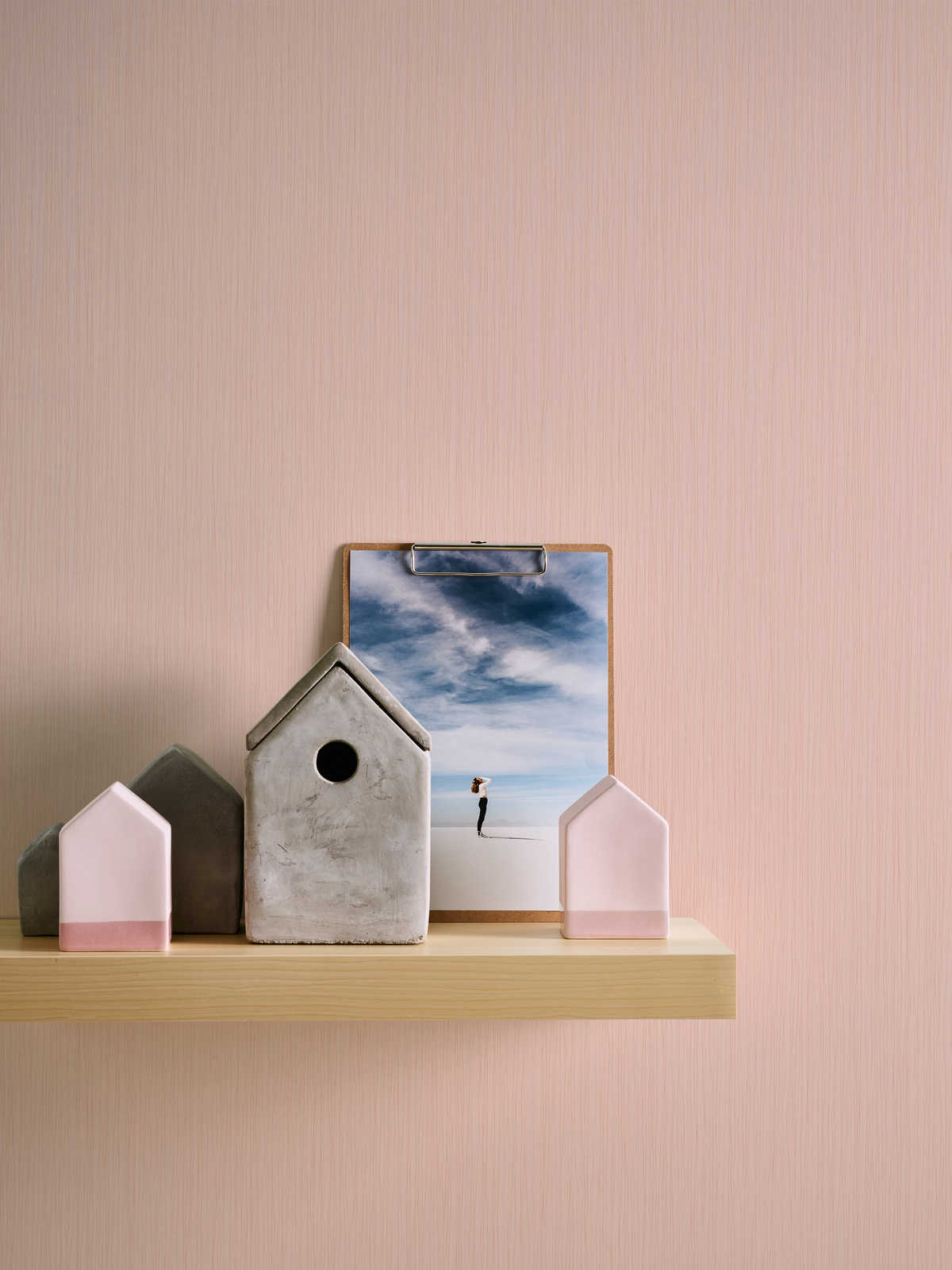             Apricotfarbene Vliestapete mit Linien-Struktur – Orange
        