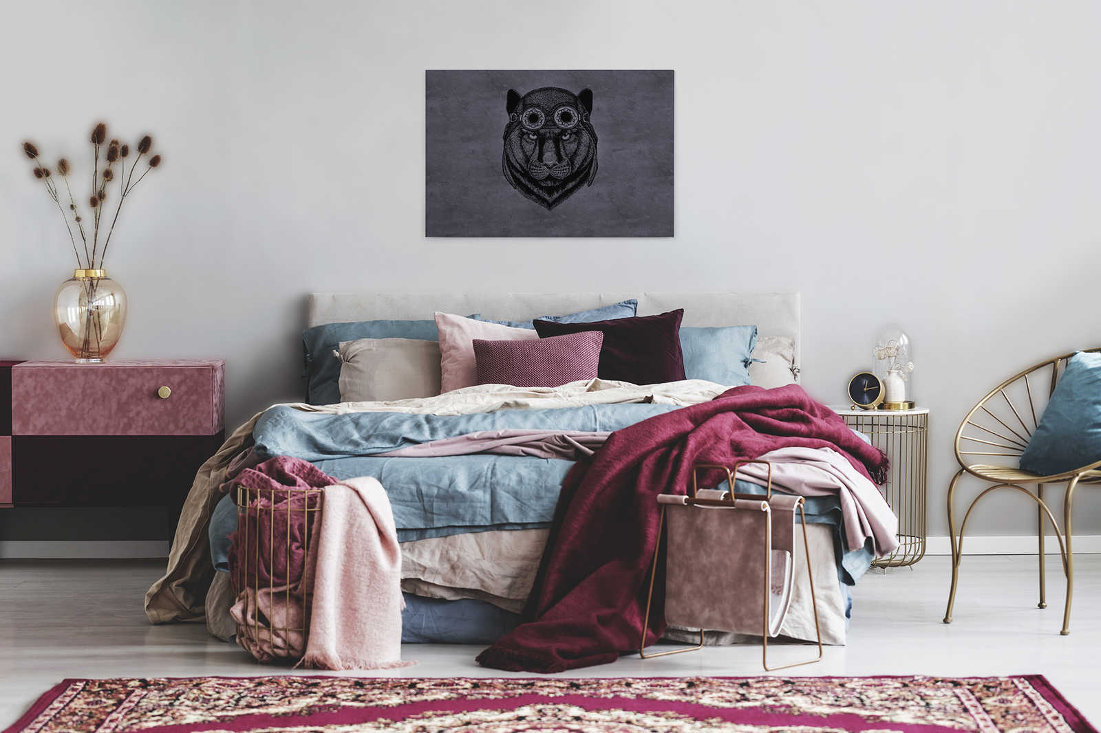             Schwarzes Leinwandbild Panter mit Fliegermütze – 0,90 m x 0,60 m
        