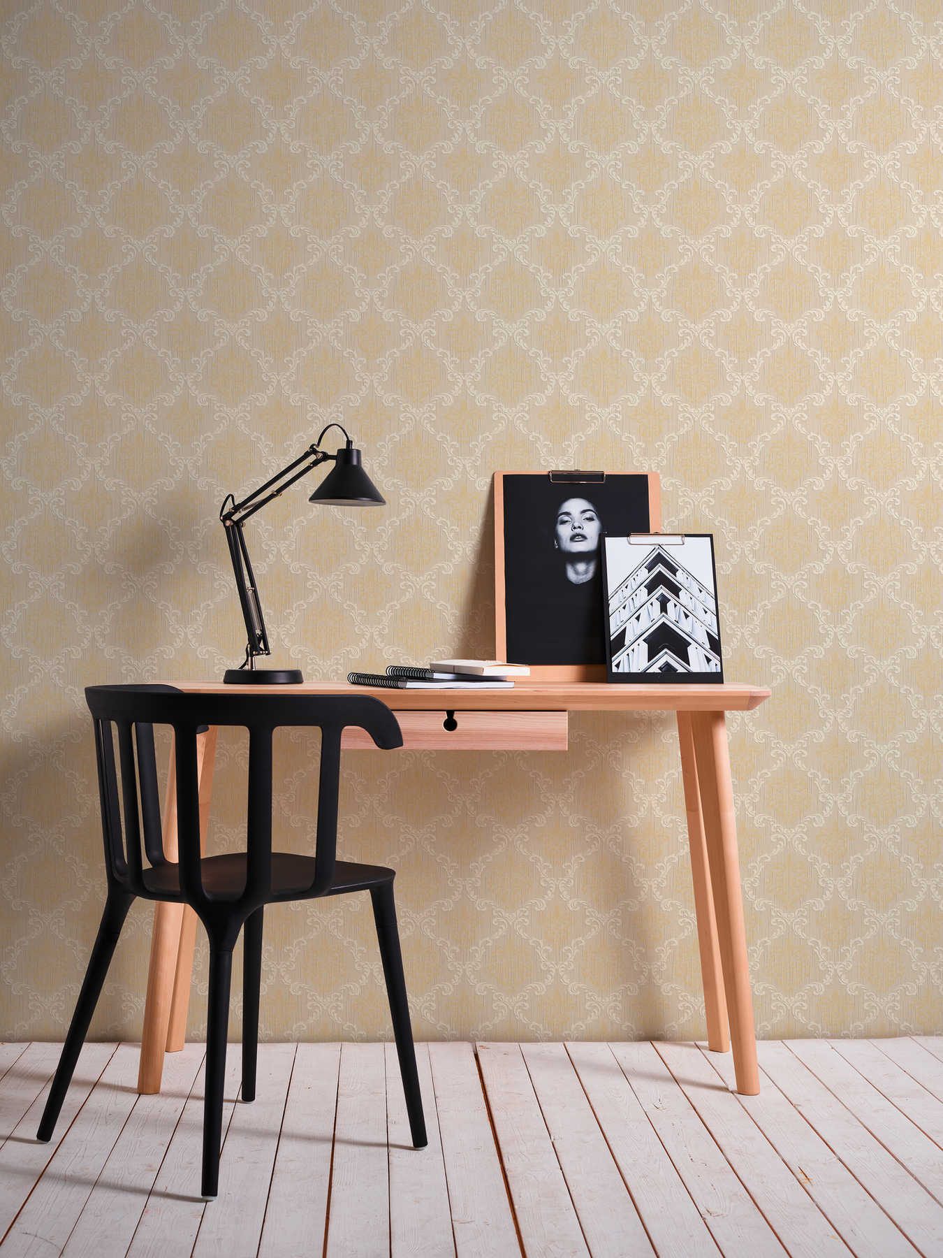             Tapete mit Ornament Design im Kolonial Stil – Beige
        