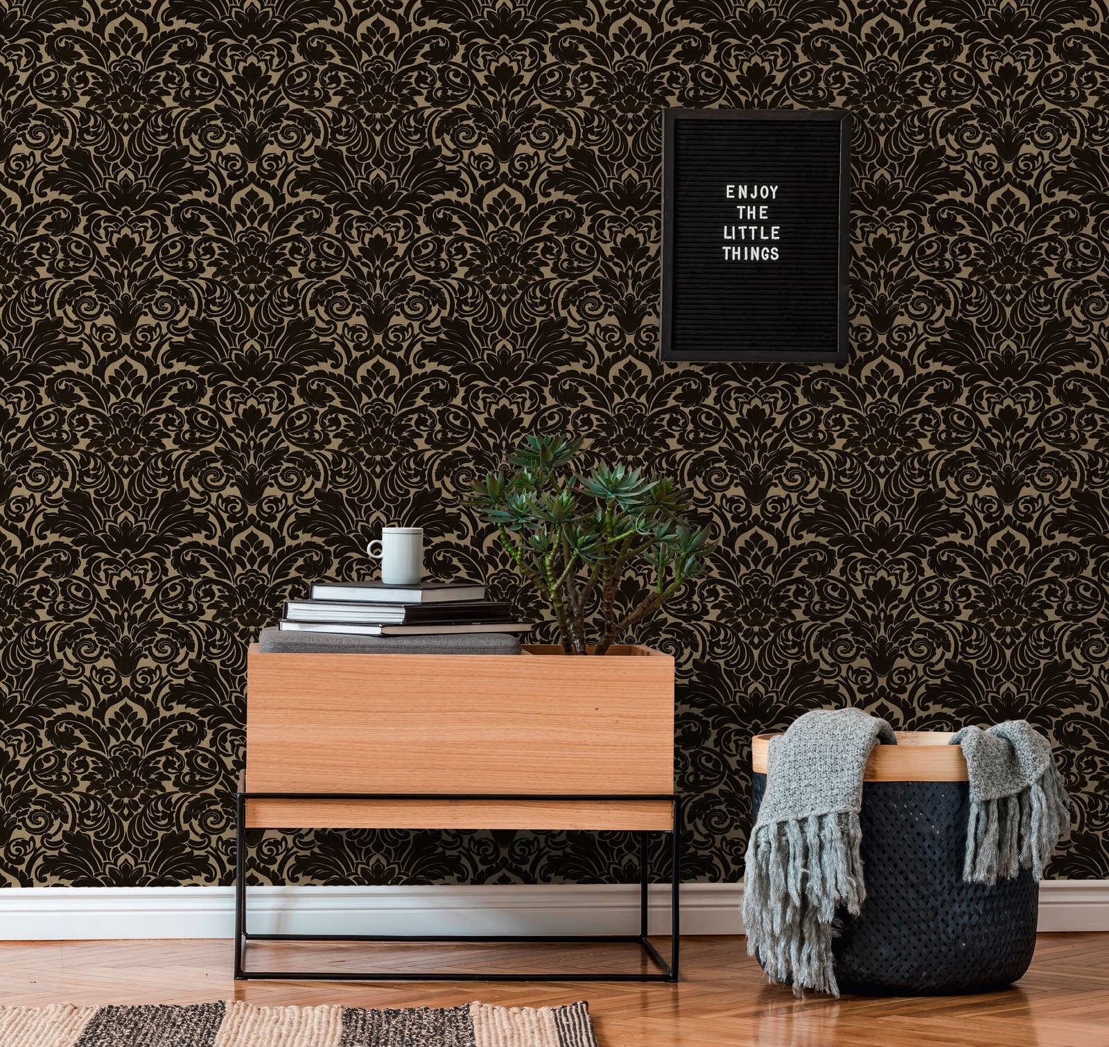             Ornament-Tapete mit samtweichem Flock auf Gold-Effekt Kompaktvinyl – Gold, Schwarz
        