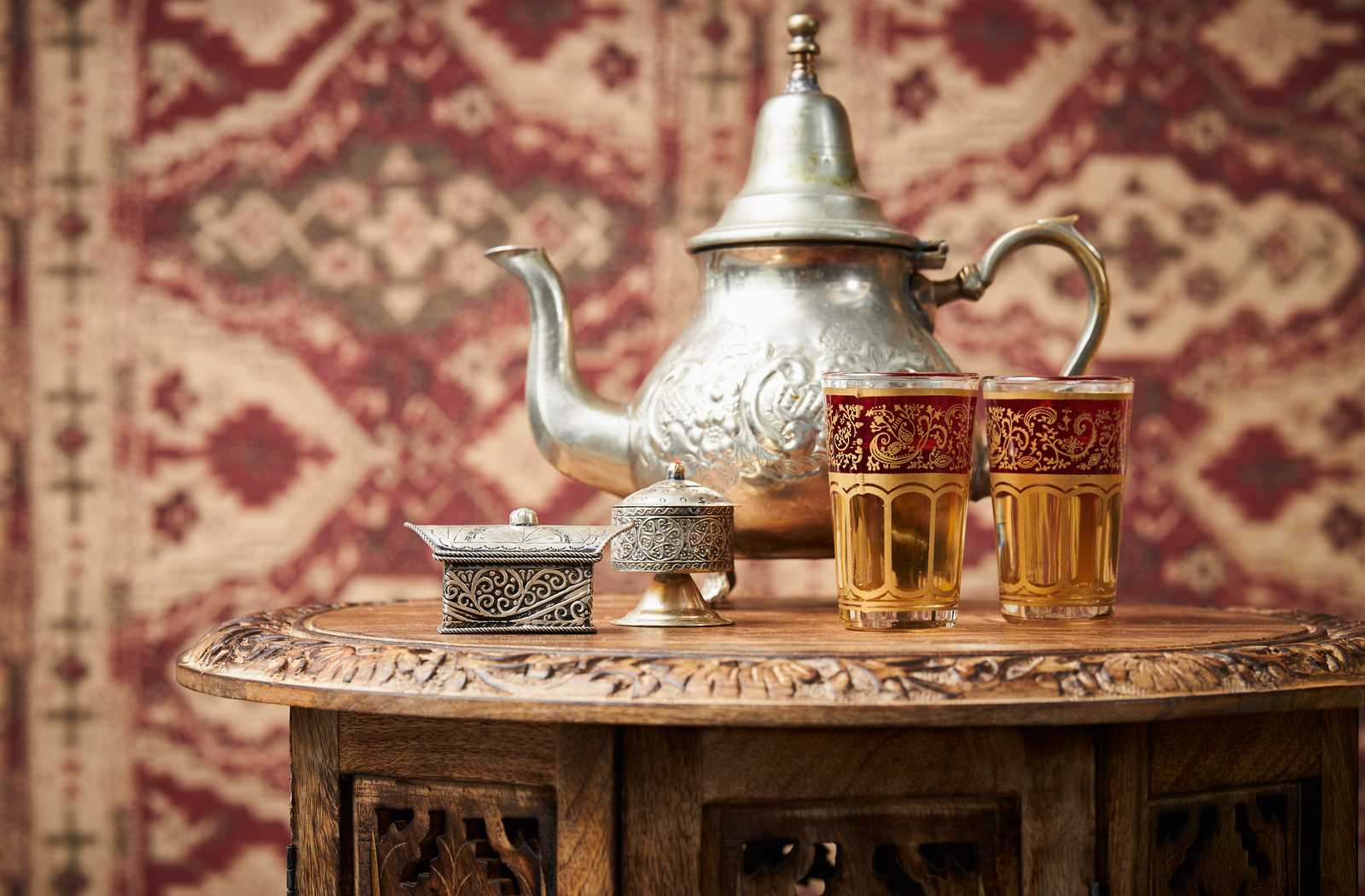             Pattern wallpaper with oriental design - beige, red, black
        