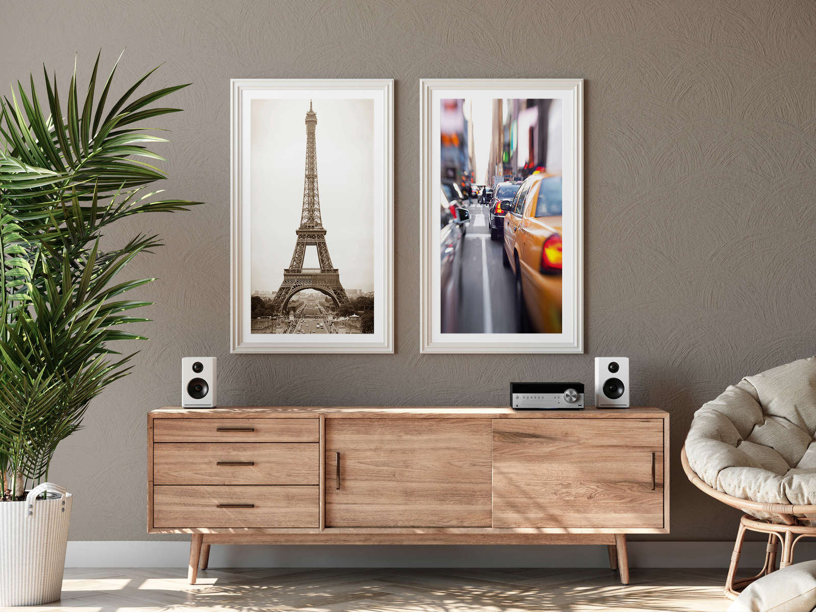 eiffelturm print, Stadtverkehr, gerahmtes Kunstwerk, Holzsideboard, Lautsprecher-Setup