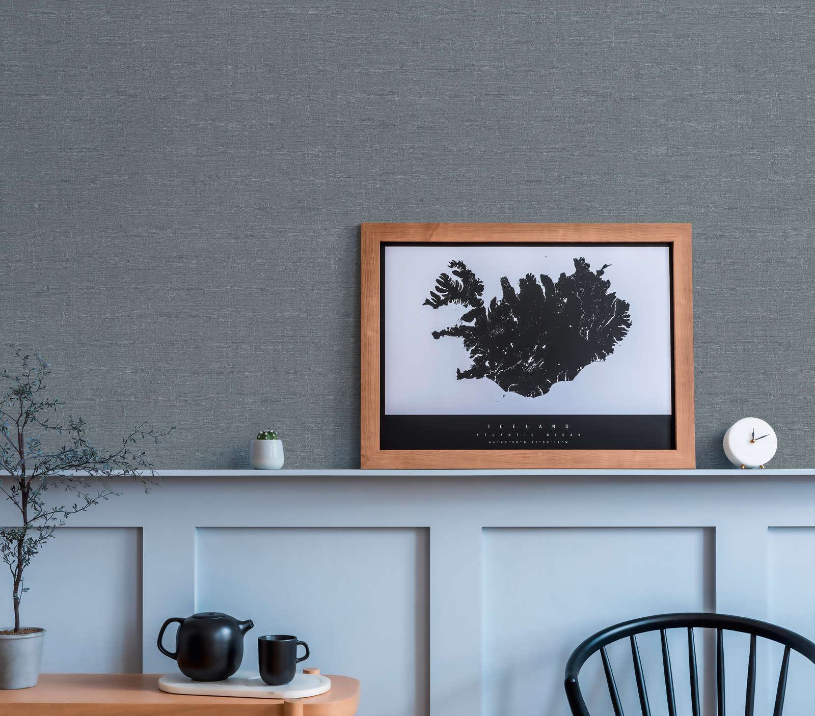             Vliestapete in Textiloptik mit leichter Struktur – Grau
        