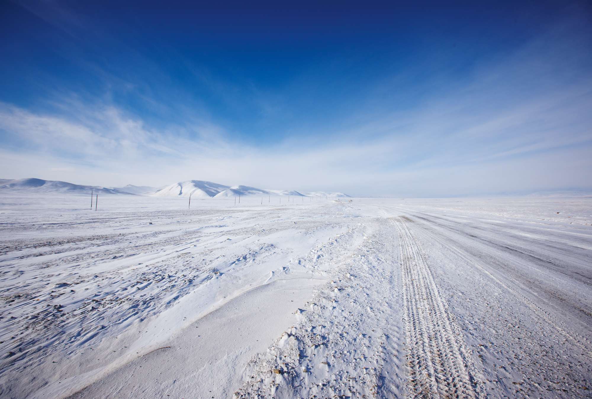             Fototapete mit Schneelandschaft & vereister Straße
        