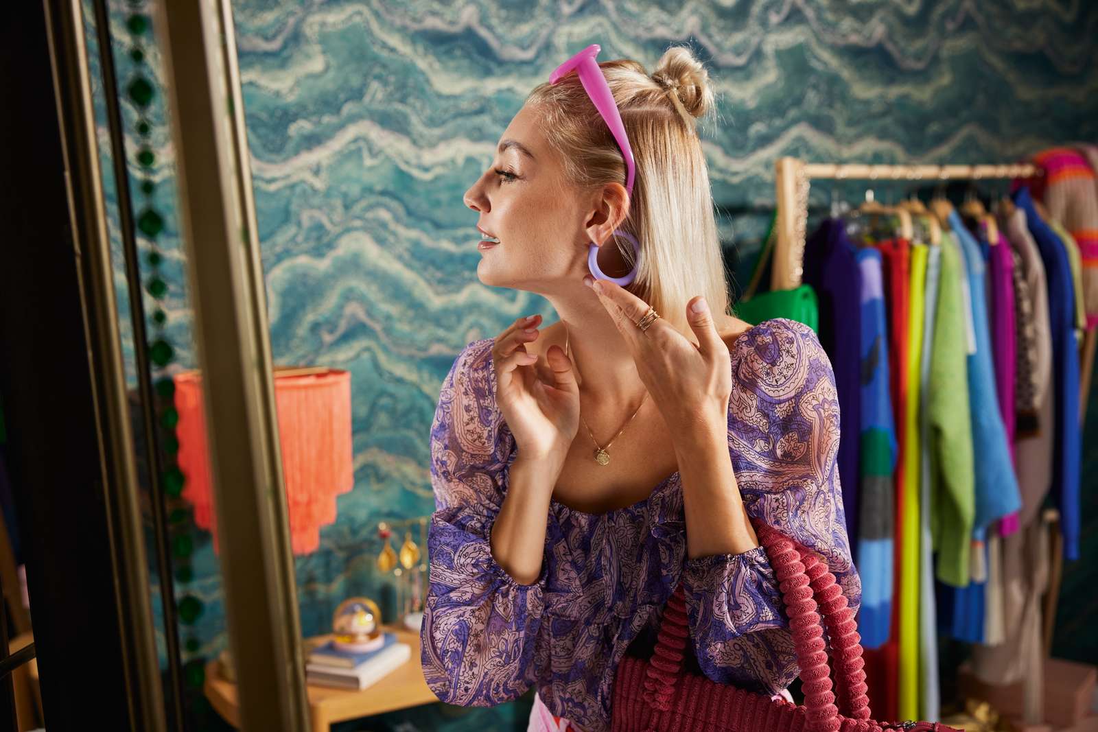             Vliestapete mit marmorierter Optik – Grün, Petrol, Gold
        