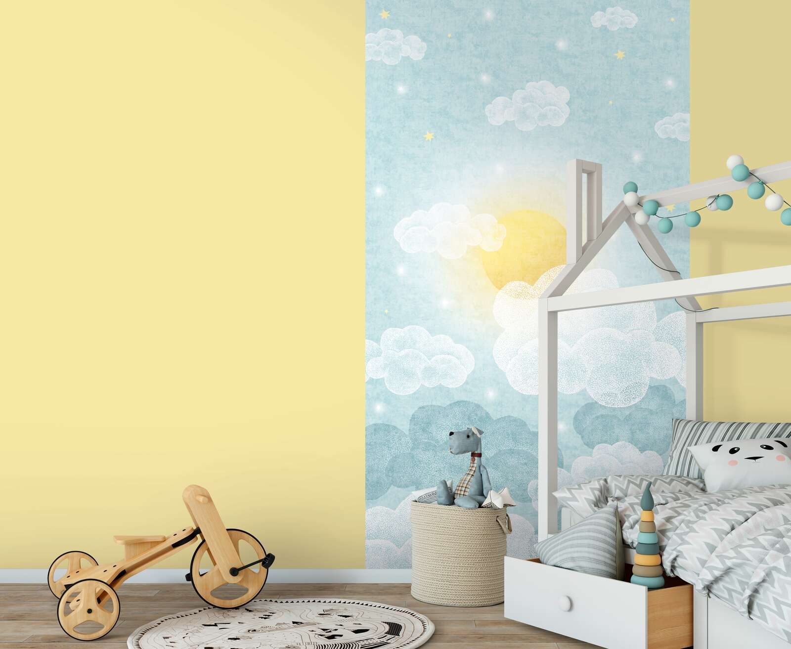             Sonnige Träume Vliestapeten Panel 159cm Breite x 280cm Höhe – Wolken und Sonne für fröhliche Kinderzimmer, glatte Oberfläche – Blau, Gelb, Weiß
        