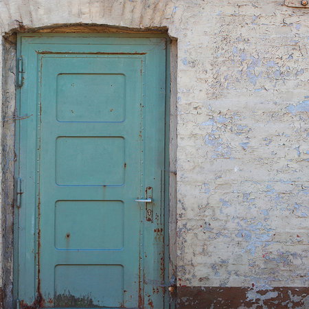 tür, turquoise farbe, verwitterte oberfläche, backsteinwand, riegelschloss