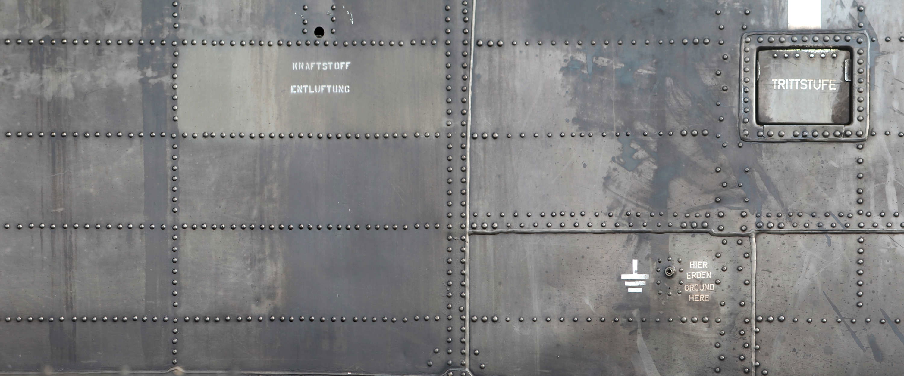             Industrielle Fototapete – Vliestapete mit verschraubten Metallplatten im Used-Look – Grau
        