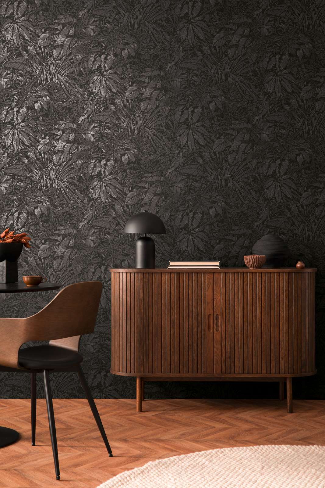             Florale Vliestapete mit Dschungelbemusterung – Schwarz, Grau, Silber
        