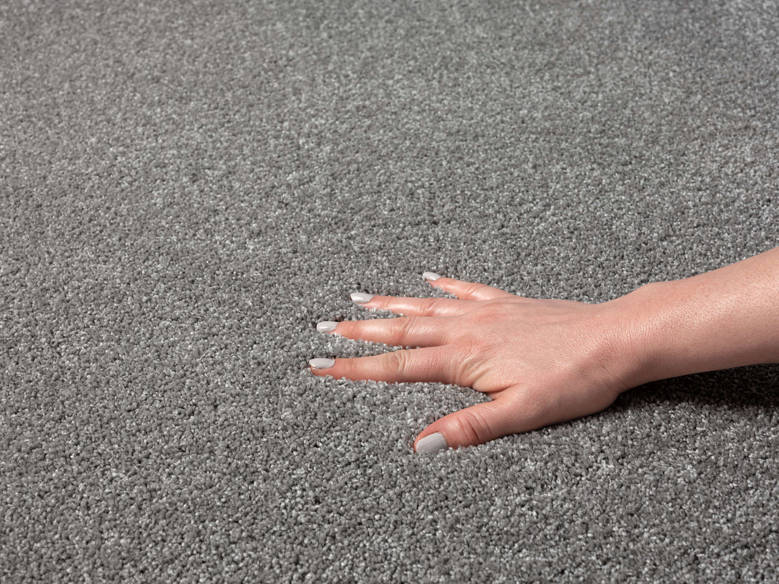             Flauschiger Kurzflor Teppich in Grau – 150 x 80 cm
        