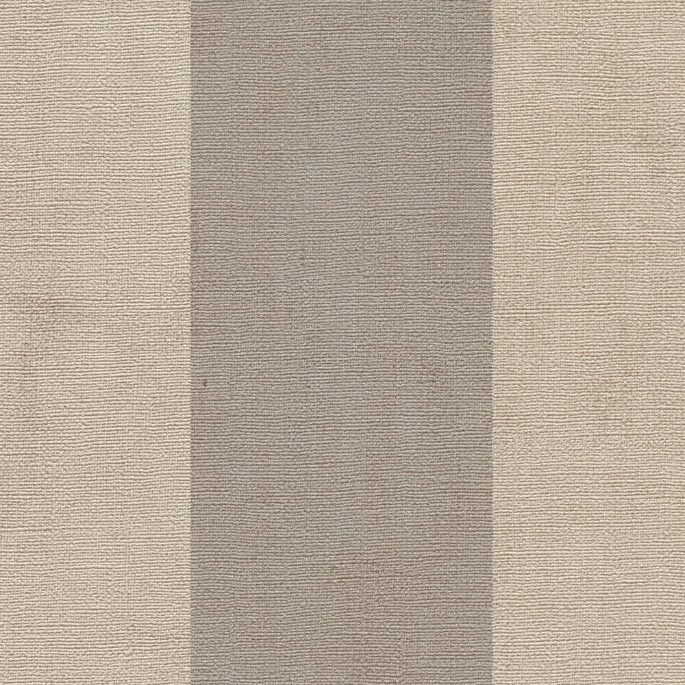             Dezente Vliestapete mit klassischem Streifenmuster und feiner Struktur – Creme, Braun
        