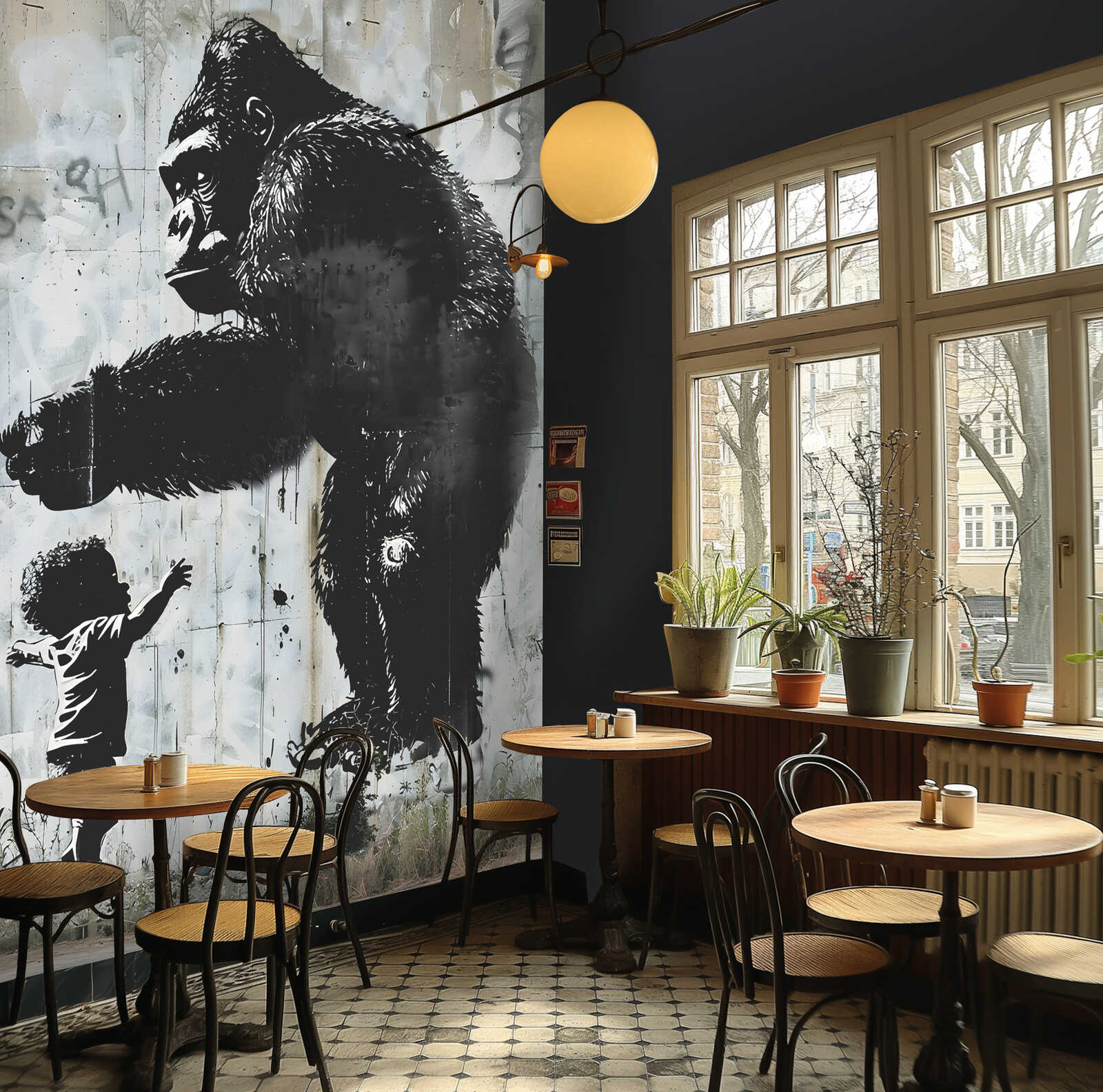         Vliestapeten Panel "Urban Encounter" 159cm Breite x 280cm Höhe - Gorilla-Kind-Motiv im Street-Art Stil, glatt – Grau, Schwarz
    