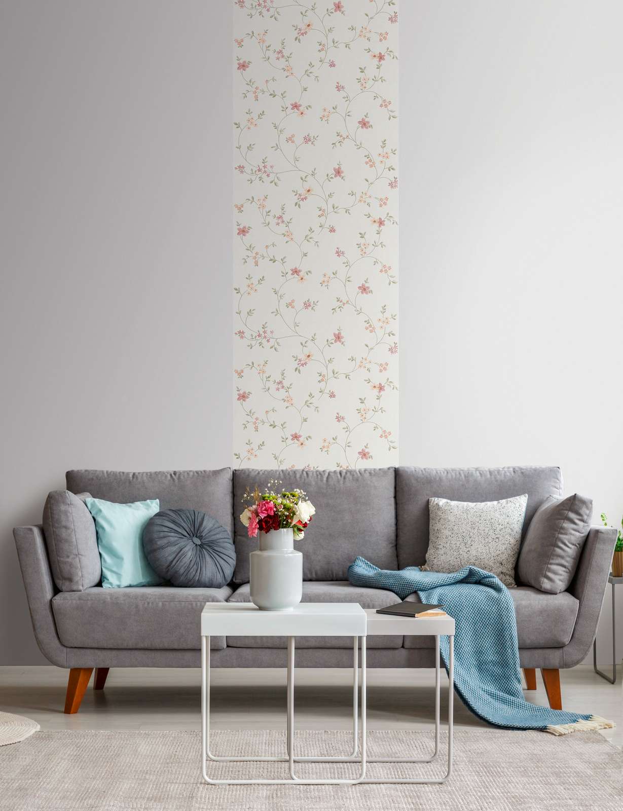             Selbstklebendes Panel mit filigranem Blumenmuster in sanften Tönen – Verspielter Landhausstil für ein gemütliches Ambiente – Bunt, Grün, Creme
        