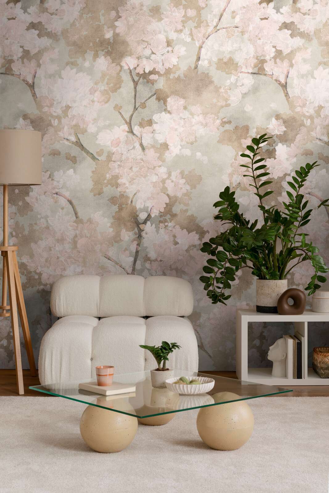 Wohnzimmer, Wandtapete, Blumenmuster, Glastisch, Pflanzen