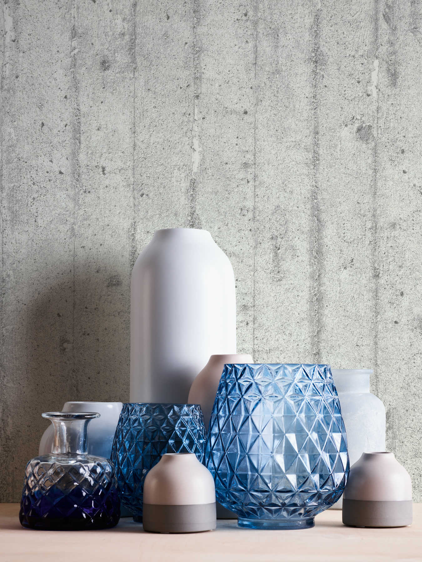             Betonlook behang, ruwe bekisting beton - grijs
        