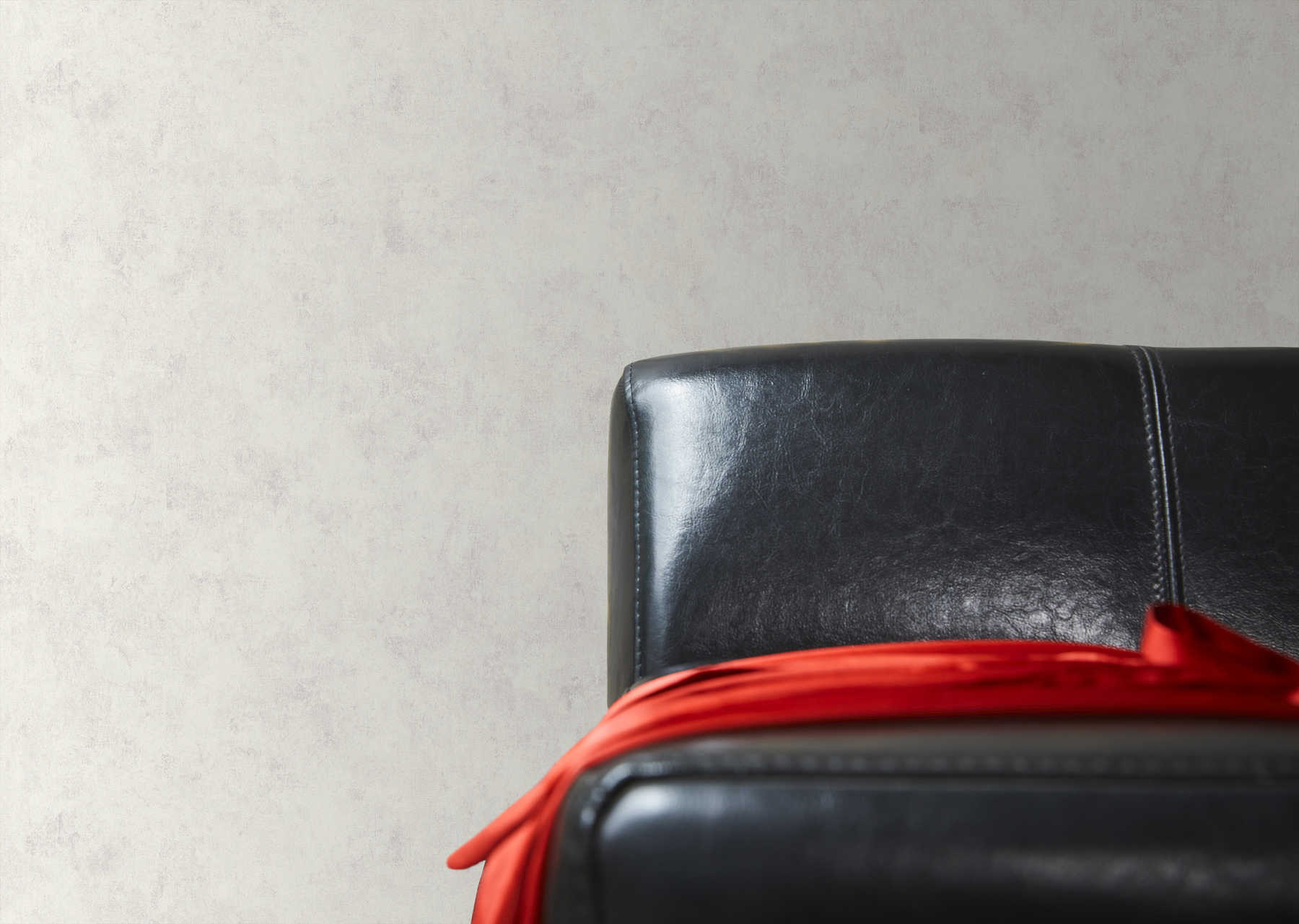             Betonlook behang lichtgrijs met kleur arceringen, textuurpatroon & glanseffect
        