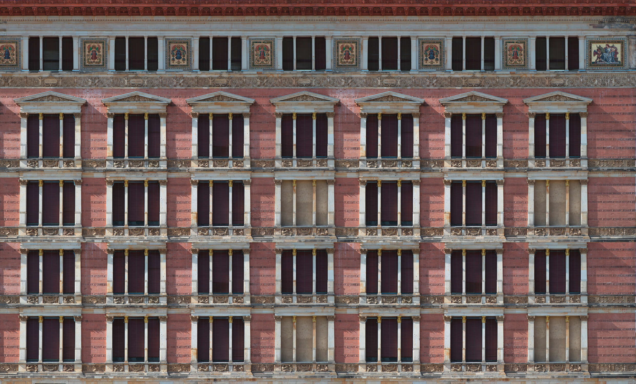 historic building, rote Backstein-fassade, Fensterfront, klassische Architektur, verzierte Fries