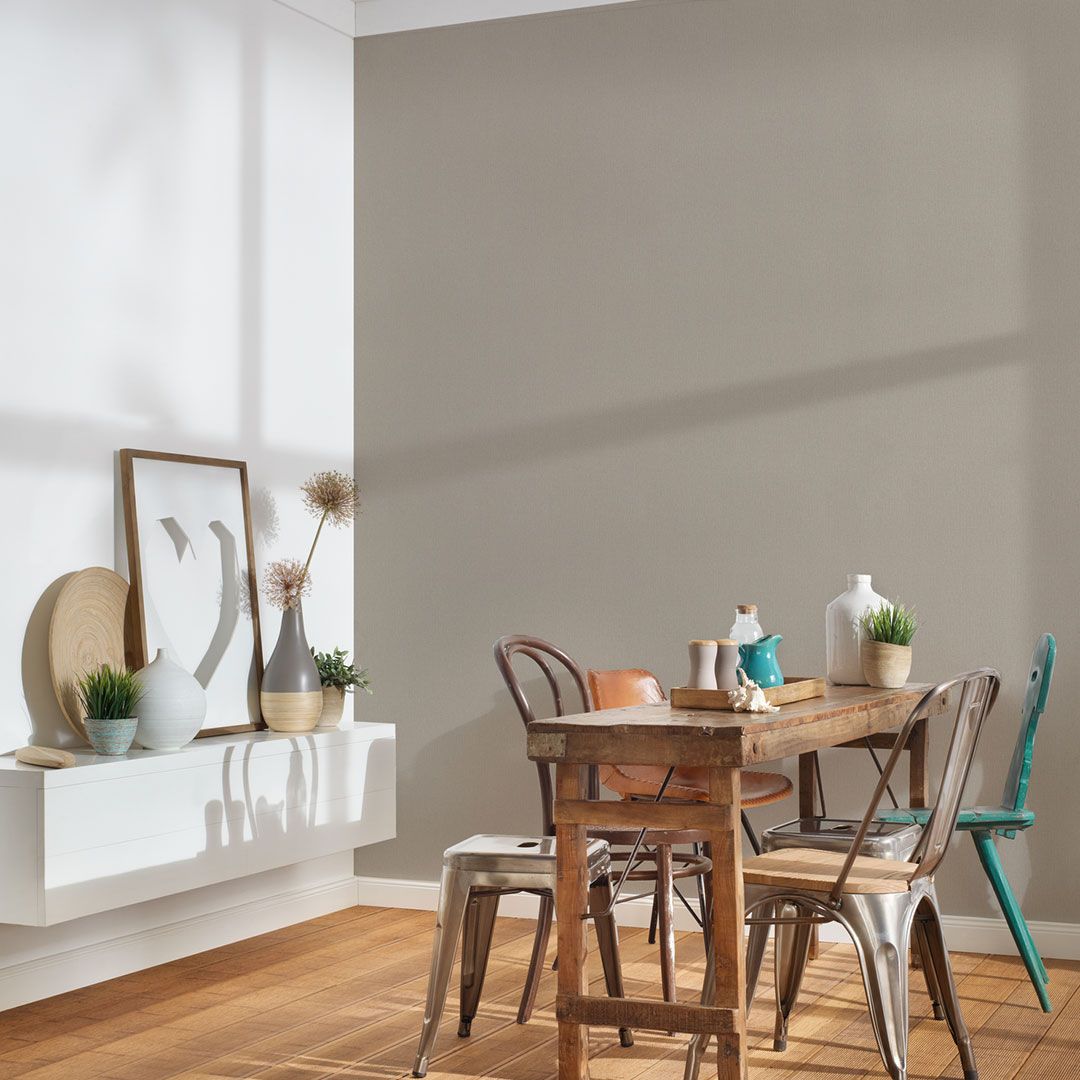 Tapeziertes Esszimmer mit Schattenwurf an der Wand AS211712