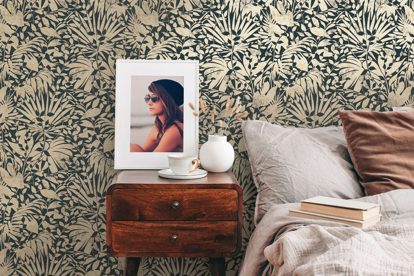             Schwarze Metallic-Tapete mit floralem Muster
        