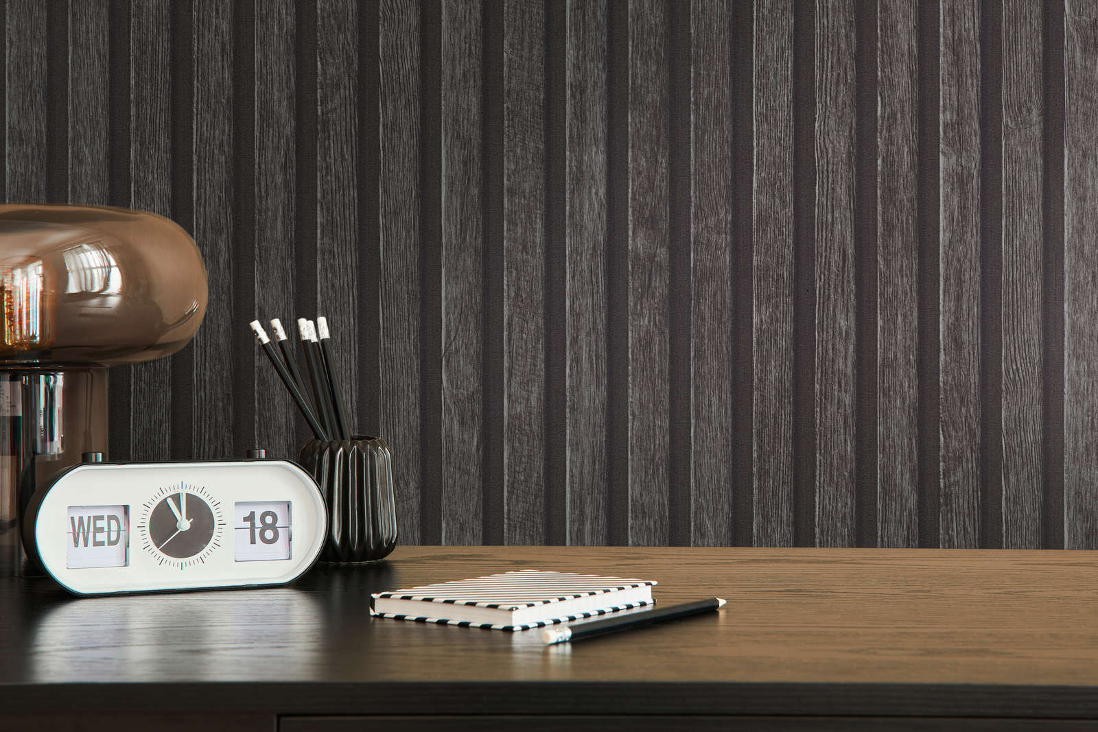             Onderlaag behang in houtlook met paneelmotief - zwart, bruin
        