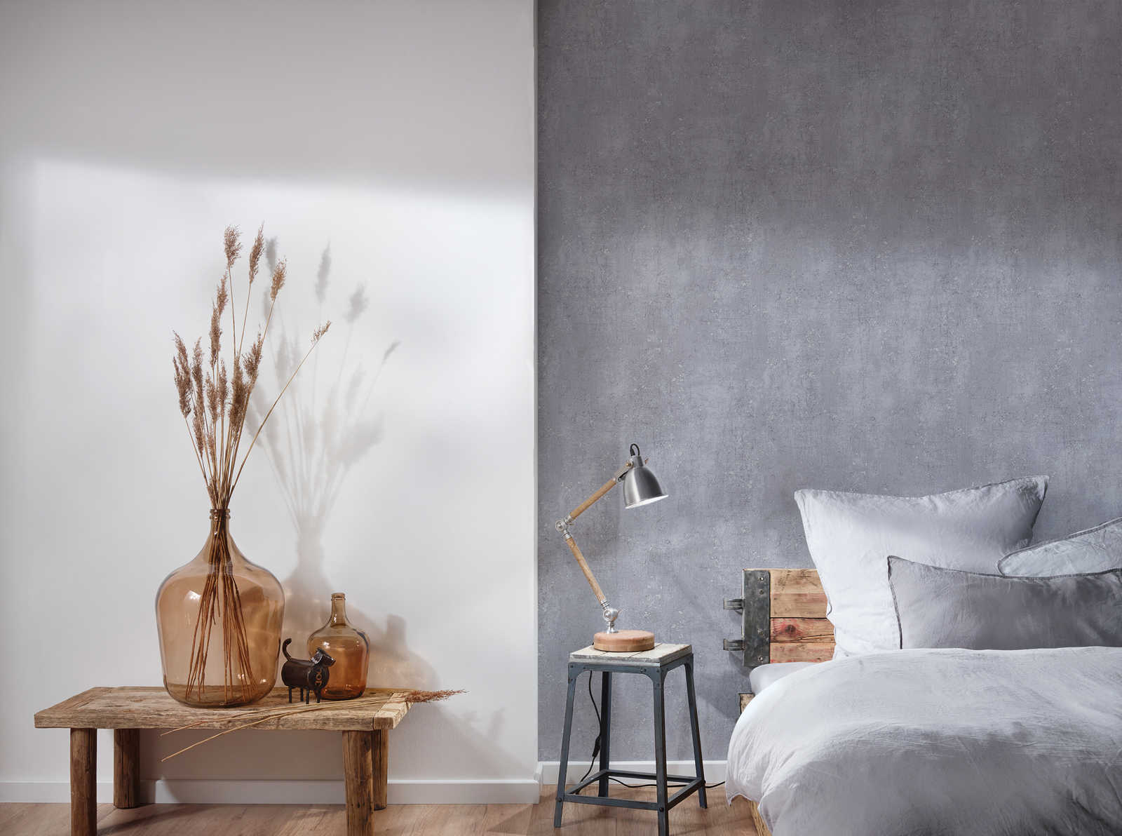             Grau Tapete Putzoptik im Used Look – Grau, Metallic
        