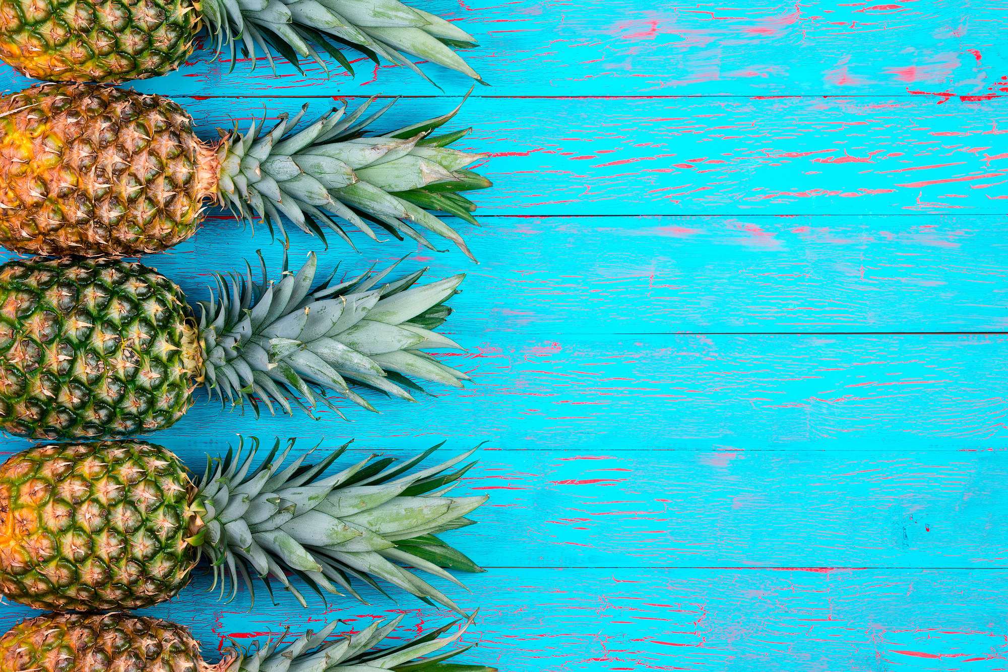             Sommer Fototapete Ananasse auf Holzzaun auf Premium Glattvlies
        