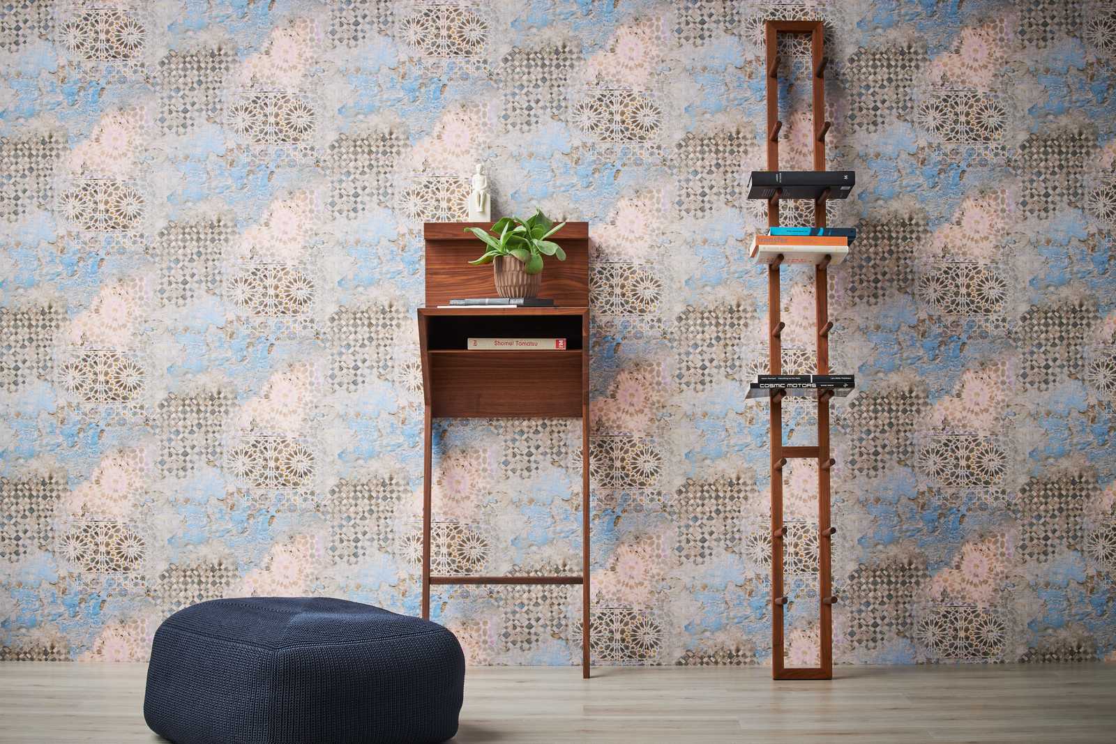             Bunte Mosaik Tapete mit rustikaler Wandoptik – Beige, Blau, Braun
        