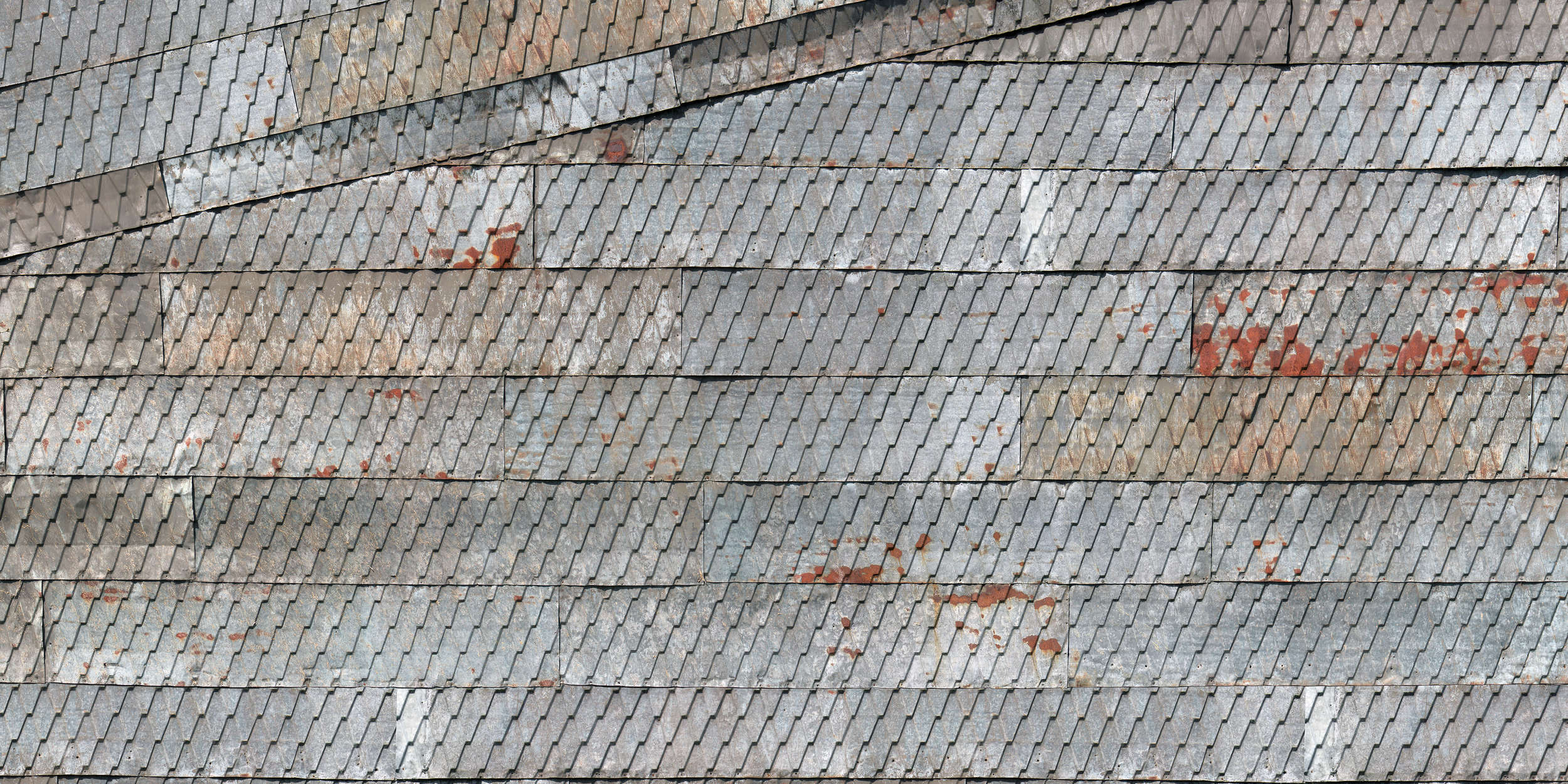             Metall Design Fototapete – Vliestapete mit Schindelmuster und Used-Effekt – Grau, Rot, Braun
        