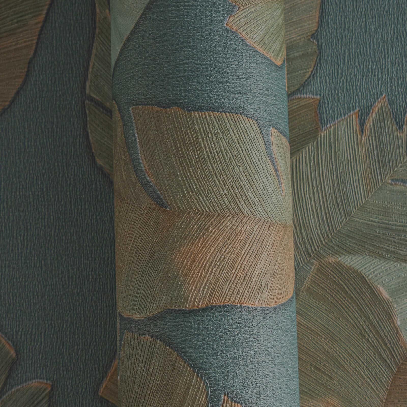             Vliestapete mit große Palmenblätter in dunkler Farbe – Petrol, Grün, Braun
        