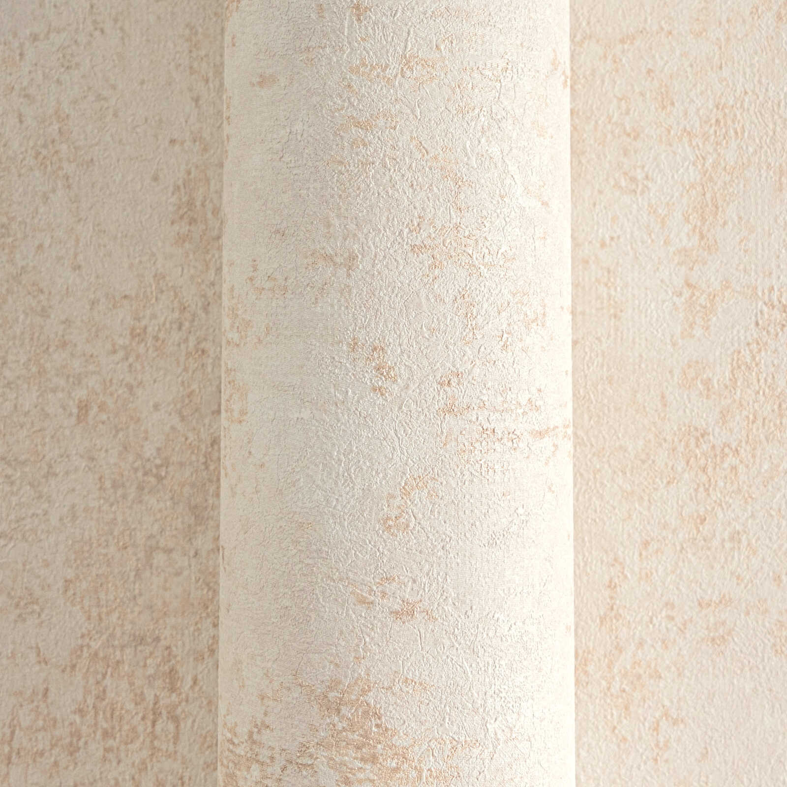             Fein texturierte Vliestapete in Putzoptik im Beton-Look – Creme, Beige, Metallic
        