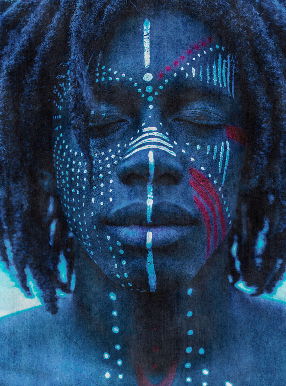 Fototapete »mikala« - Afrikanisches Portrait blau mit Gobelinstruktur – Glattes, leicht glänzendes Premiumvlies