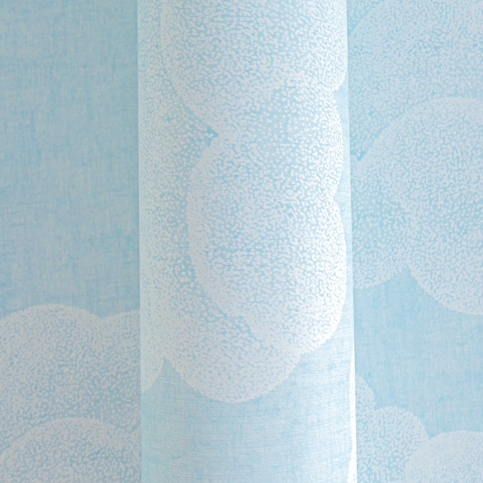             Kinderzimmer Vliestapete mit Wolkenmotiv – sanfte Himmelslandschaft für ein beruhigendes Raumwirkung – Blau, Weiß
        