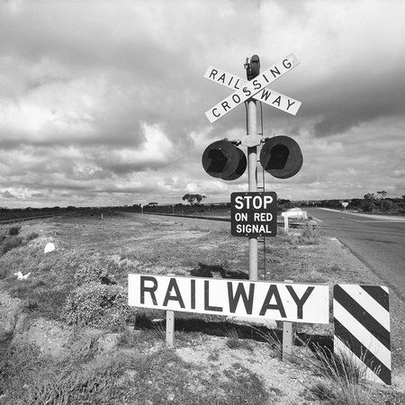         Level Crossing - Zwart en Wit Landschap Behang
    